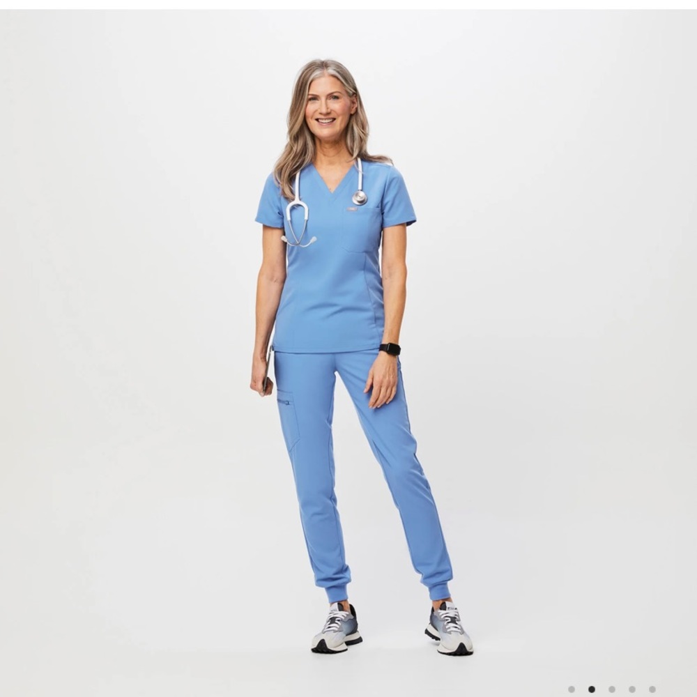 Slim Catarina™ One-Pocket Scrub Top